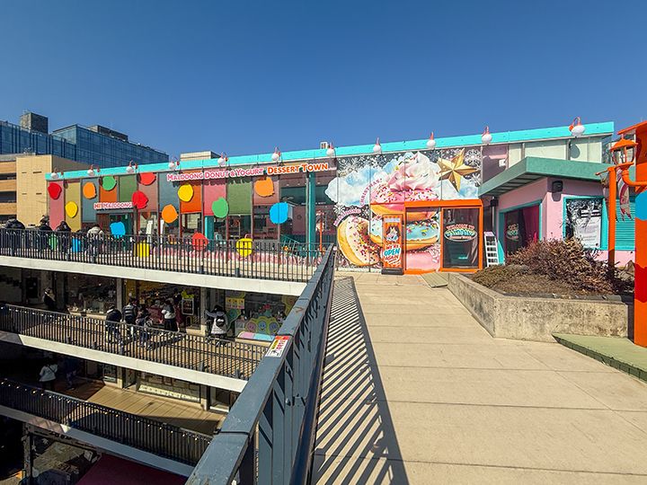 4階の様子
(正面はドーナツカフェ)