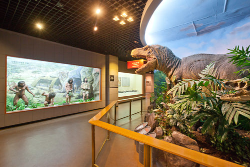 入ってすぐ出迎えてくれる迫力ある恐竜