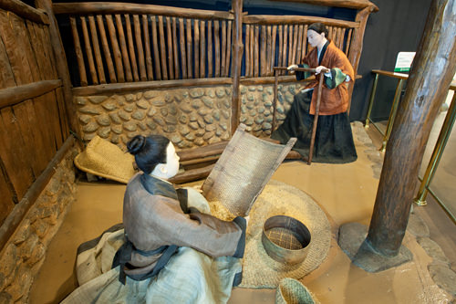 安岳3号墳の壁画を元に再現された農機具で穀物を搗いたりひく様子(高句麗)