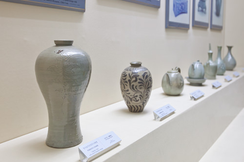 壷から器まで様々な種類の青磁(高麗)