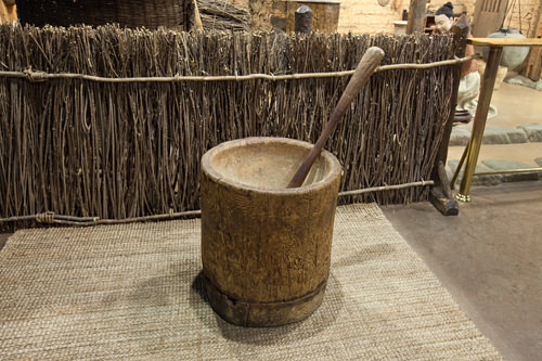 穀物を搗く際に使用した臼(チョルグ)