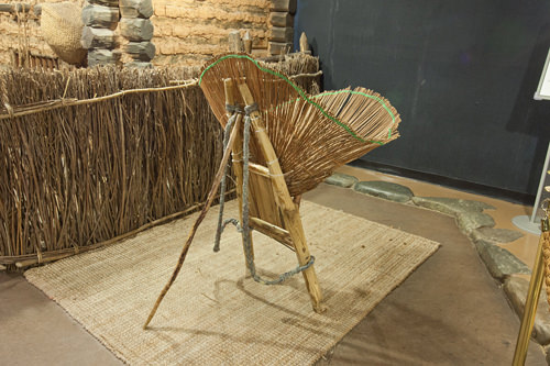 重い物を運ぶ際に使用した背負子(チゲ)