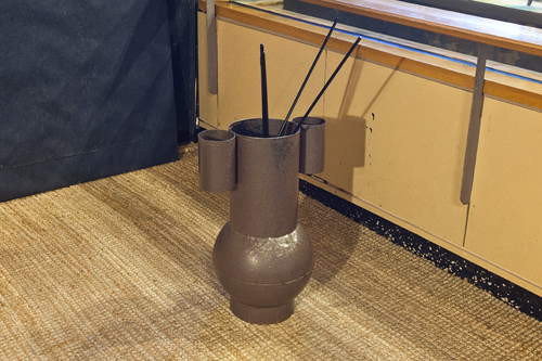 壷の中に矢を投げ入れる伝統的な遊び・投壺(トゥホ)