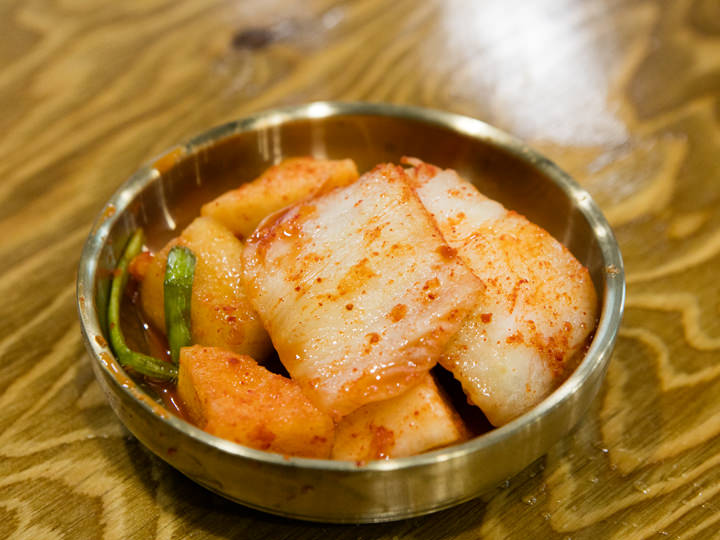 ネギ・塩・胡椒+カットゥギ(大根のキムチ)の汁を加えて