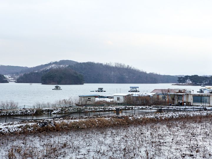 ポツポツと釣り小屋が浮かぶ古三貯水池
