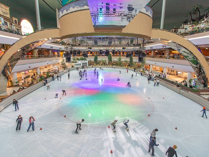 一年中滑れる屋内スケート場