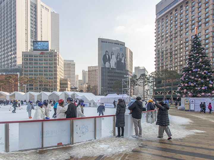 ソウル市庁前に設営されるスケート場