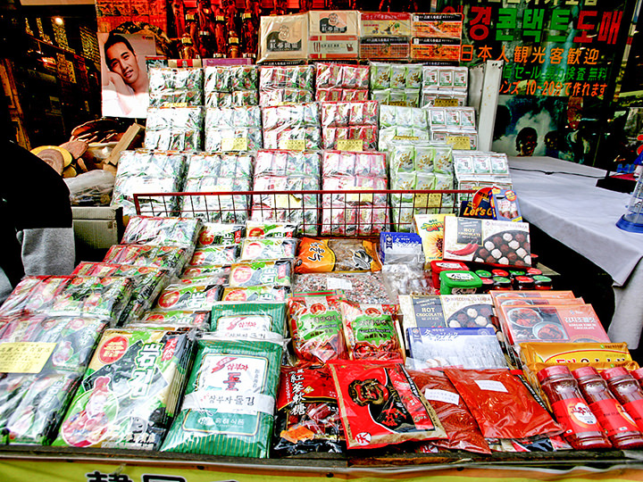 店頭に並ぶ様々な種類の韓国海苔