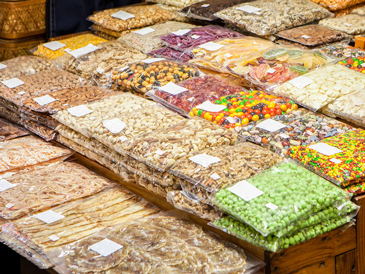 ミックスナッツにドライジンジャー、ドライトマトなど