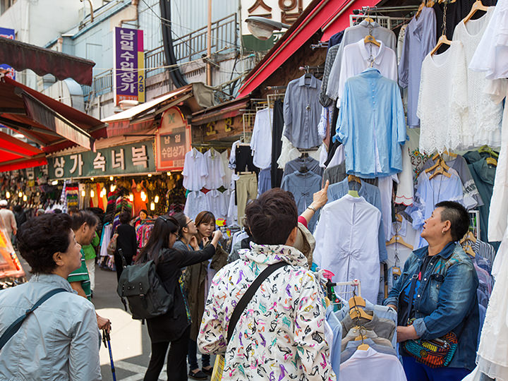 Gate6の先には婦人服&紳士服が集まる通りが広がる