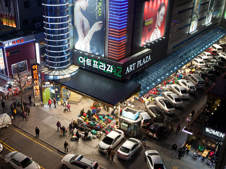 東大門市場
・服飾、布製品に特化
・夜中でも営業しているお店が多い
・ばらつきがあるが土曜夜から日曜にかけて閉まる店が多い