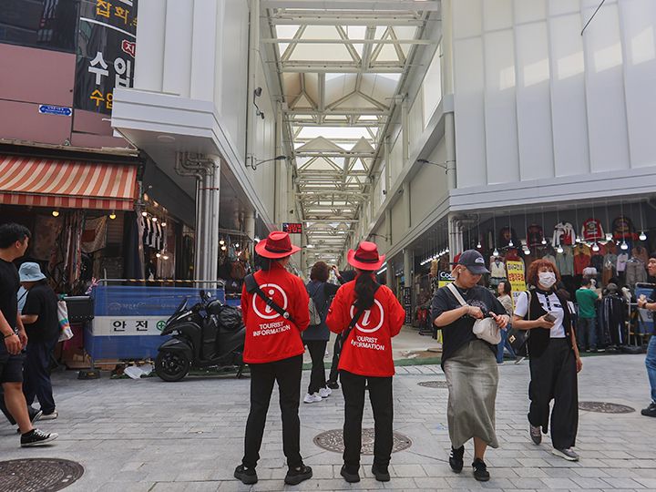 赤い服が目印の観光案内スタッフ