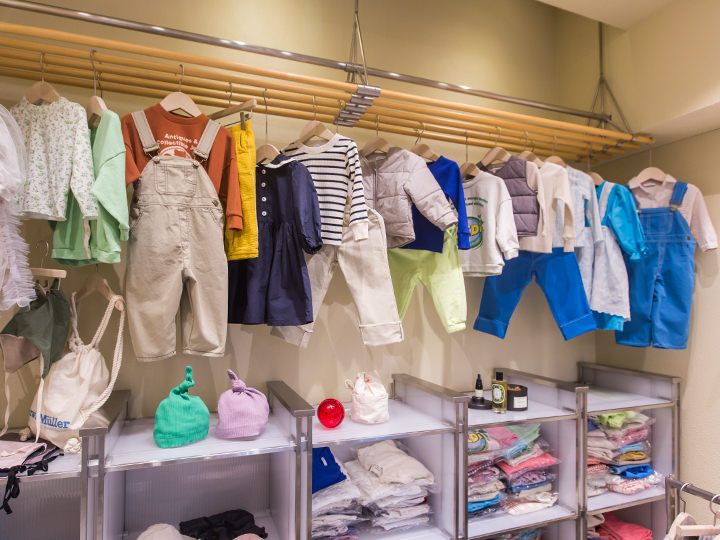 かわいらしいデザインの子供服がいっぱい
