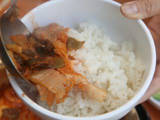 ご飯に染み込ませて食べるのが韓国スタイル