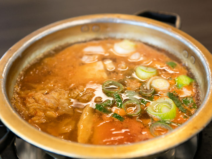 豆腐、豚肉、ネギ、唐辛子と、チゲの具はシンプルが肝心
