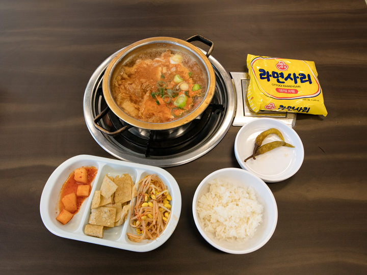 化学調味料一切不使用の「キムチチゲ」 ※ラーメンは追加注文