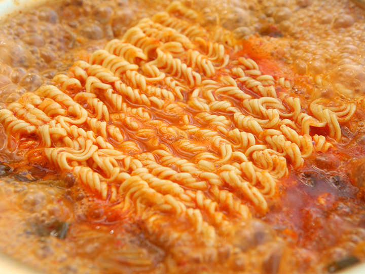 キムチチゲのスープを吸い込みながら茹でる