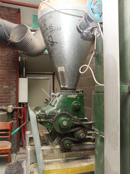 毎日稼動している製粉機