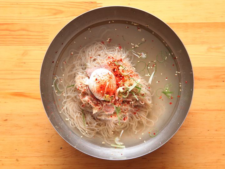 麺の上に振りかけられているのは唐辛子粉とネギ。とうがらし粉がかかっていて味を引き締めるのも「議政府系列」の特徴です。