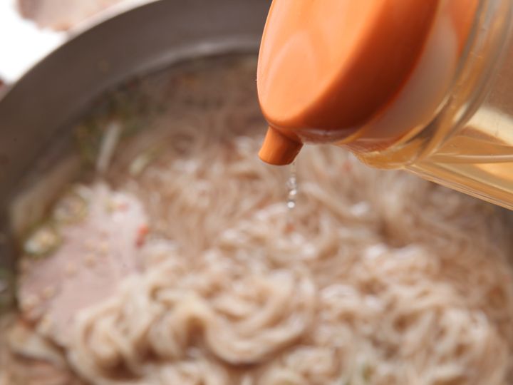 そのままでも美味しく飲み干せるスープですが、お好みでお酢やカラシを加えてみましょう。