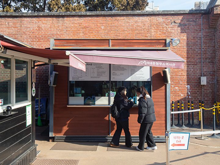 入口を入ってすぐ右側に有人チケット売り場がある