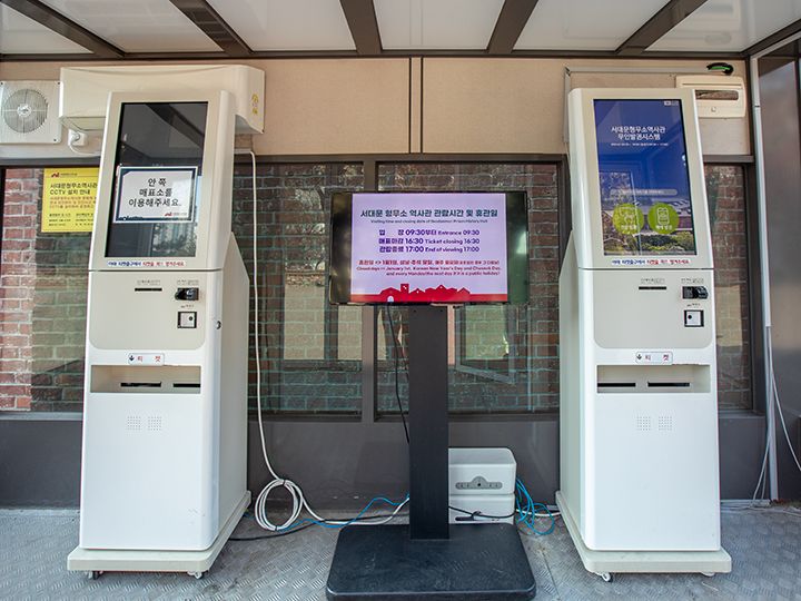 カード決済で購入できるチケット発券機