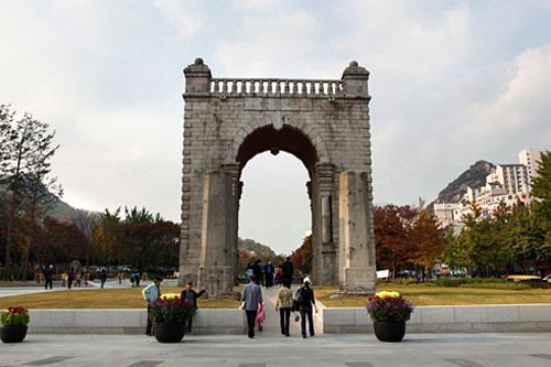 清(当時の中国)からの永久独立を願って建てられた「独立門」