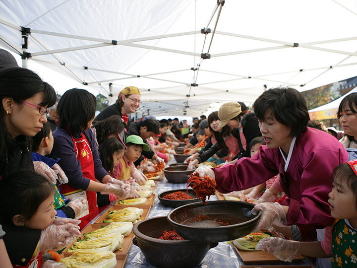 「キムジャン」
晩秋のキムチ漬けイベント