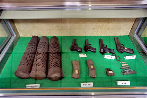 展示室に並べられた軍銃