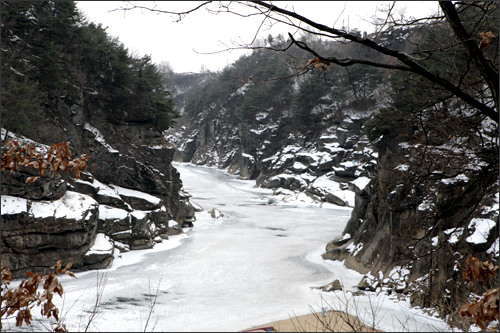 冬には凍ってしまう漢灘江