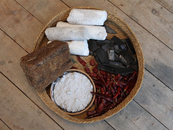 醤油作りの材料。竹墨やなつめも一緒に仕込む