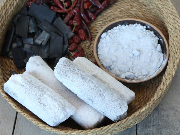 棒状の竹塩は粉末にして使う