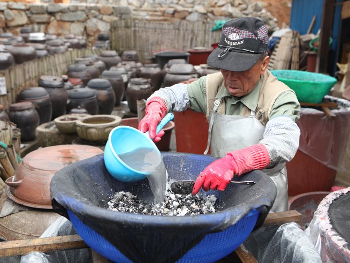 竹塩と地下岩盤水を混合し竹塩水を作る