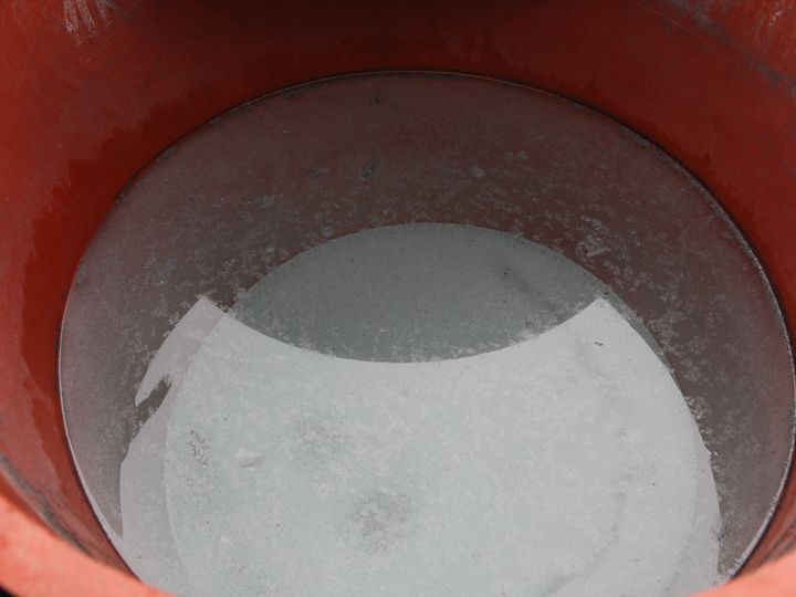 仕込みには上澄みの塩水だけを使用