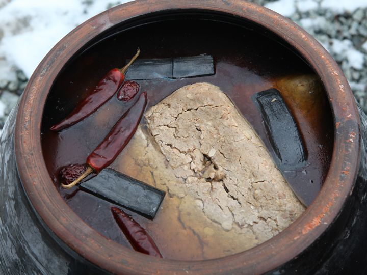 約1年経ち褐色を帯び始めた醤油