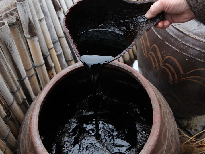 黒々と艶やかに光るシカンジャン(種醤油)