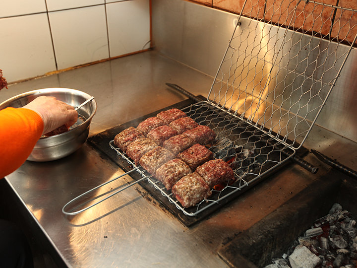 4.タレにひたして焼き網へ。炭火でじっくり焼き上げる