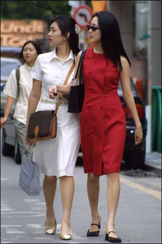 お姉さまは清楚なワンピースでキメて