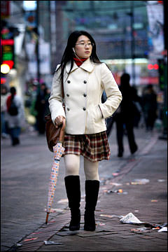 女子大生はチェックのスカート×ブーツがキホン