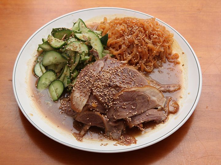 釜山名物の冷製豚足(3人前の例)