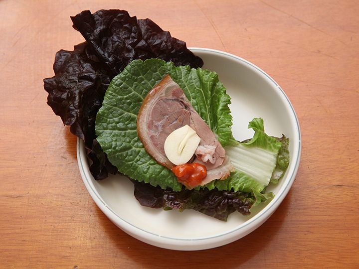 葉野菜に巻いて味わう