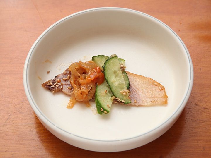 お肉にキュウリとクラゲをのせ、サムジャン(辛味噌)を添えて包んで食べるのが釜山式