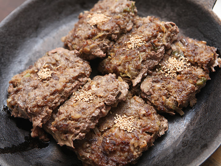 ミンチ状にしたカルビ肉をハンバーグのようにまとめて焼き上げた「トッカルビ」