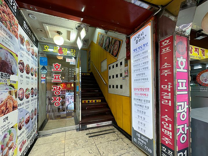 建物中央の入口から階段を上って2階へ