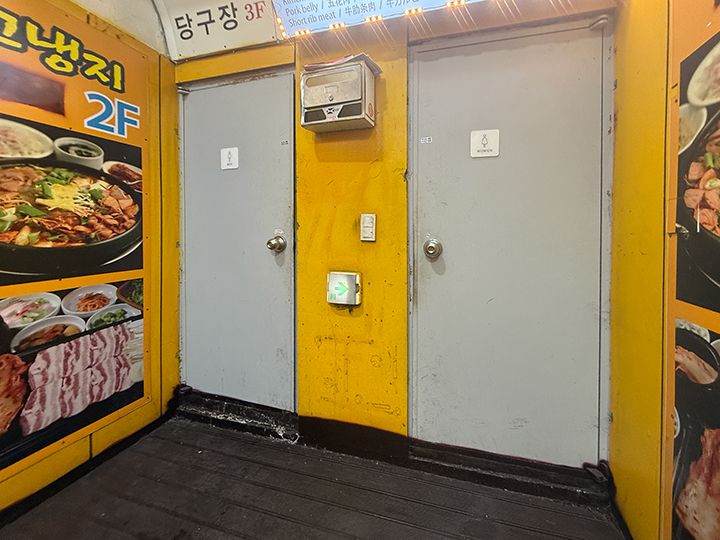 階段の途中にお手洗いあり