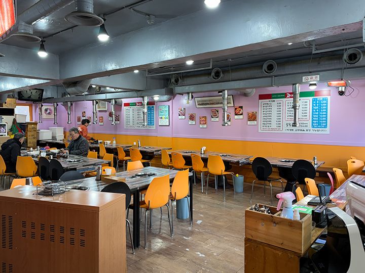 2階の左側がお店