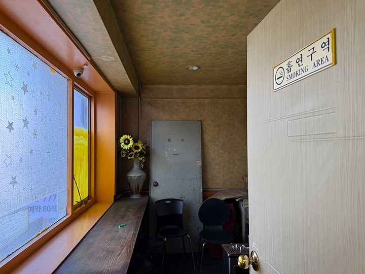 2階の右側は喫煙室