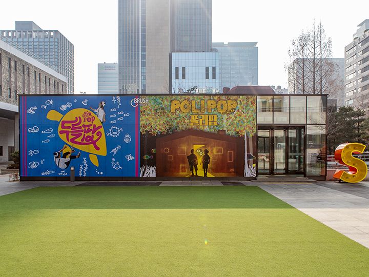 劇場入口
※壁面デザインは公演ごとに異なります