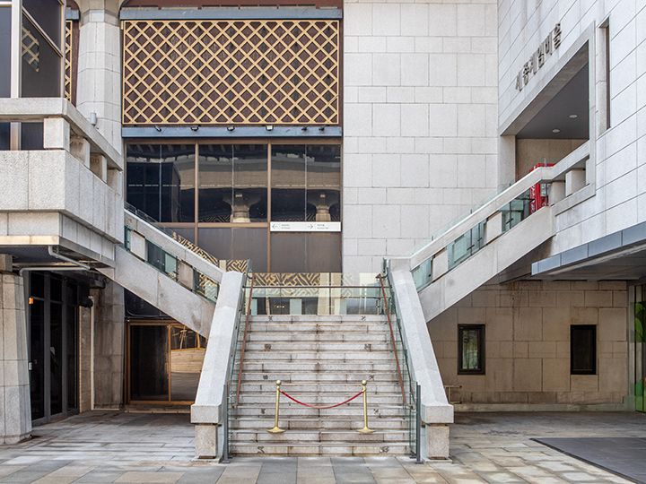 小さな階段を上って左側に進んでいくと「Mシアター」があります。右側に進むと「チェンバーホール」です。