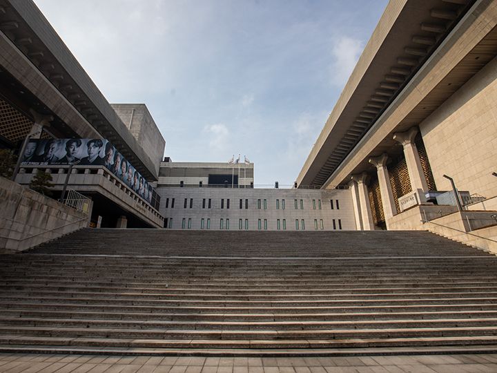 大階段を上っていき…